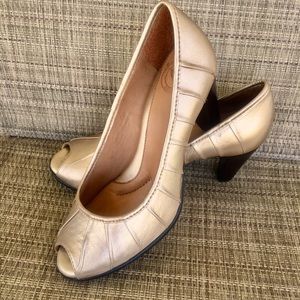 NWOT Nurture Gold Nicolet Open Toe Heels, 6M
